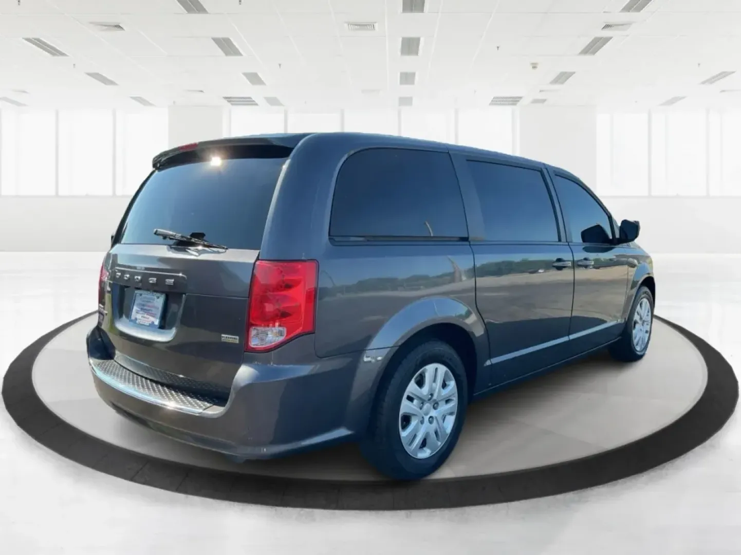 2018 Dodge Grand Caravan SE (2C4RDGBG5JR) with an Pentastar 3.6L V-6 DOHC engine, located at 4508 South Dixie Dr, Moraine, OH, 45439, (937) 908-9800, 39.689976, -84.218452 - **Explore the Open Road in Style with the 2018 Dodge Grand Caravan Perfect for Families on the Go!**<br /> <br /> Are you searching for a reliable vehicle that caters to your family's needs while offering comfort and versatility? Look no further than the 2018 Dodge Grand Caravan SE, available now a - Photo#2