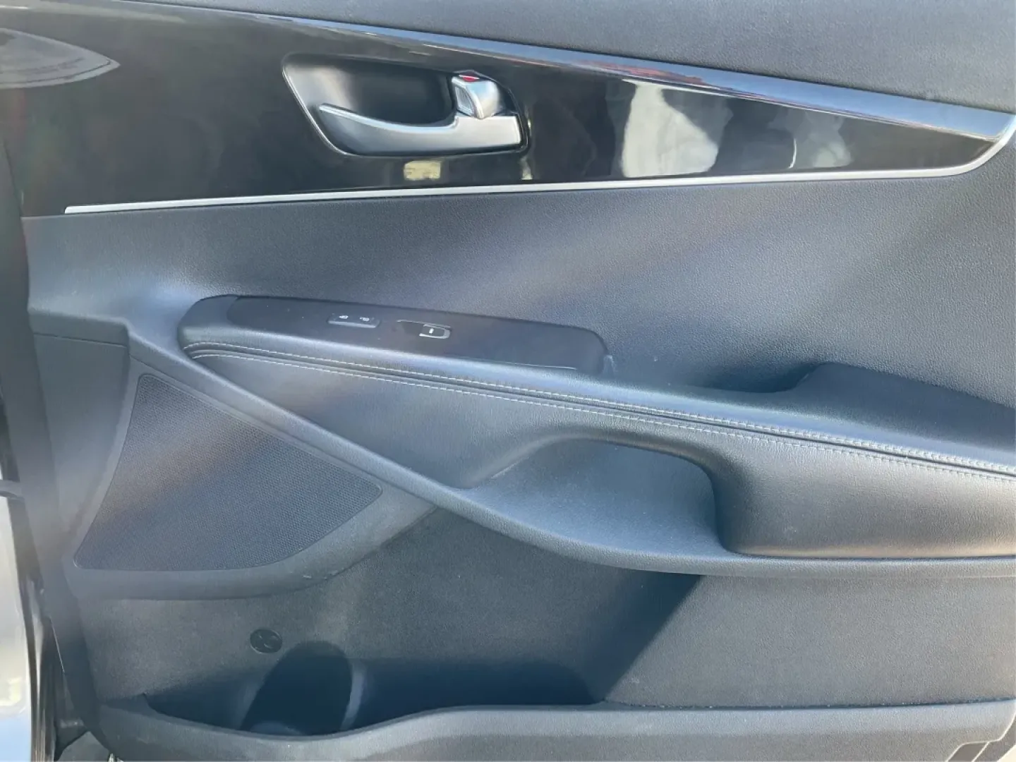 2016 Kia Sorento 2.4L LX (5XYPGDA32GG) with an 2.4L I-4 gasoline direct injection engine, located at 1099 N County Rd 25A, Troy, OH, 45373, (937) 908-9800, 40.057079, -84.212883 - Are you ready to elevate your family adventures while keeping comfort and versatility at the forefront? Look no further than this stunning 2016 Kia Sorento LX, now available at Advantage Car and Credit - Troy. Nestled in the heart of Troy, OH, at 1099 N County Rd 25A, our Buy Here Pay Here dealershi - Photo#19