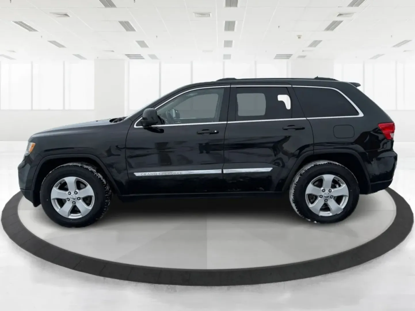 2013 Jeep Grand Cherokee Laredo (1C4RJFAGXDC) with an Other engine, located at 1099 N County Rd 25A, Troy, OH, 45373, (937) 908-9800, 40.057079, -84.212883 - **Adventure Awaits: 2013 Jeep Grand Cherokee Laredo Ready for Your Next Journey**<br /> <br /> Are you ready to tackle your next family adventure or weekend getaway? Look no further than this stunning 2013 Jeep Grand Cherokee Laredo, available now at Advantage Car and Credit in Troy, OH. This versat - Photo#5