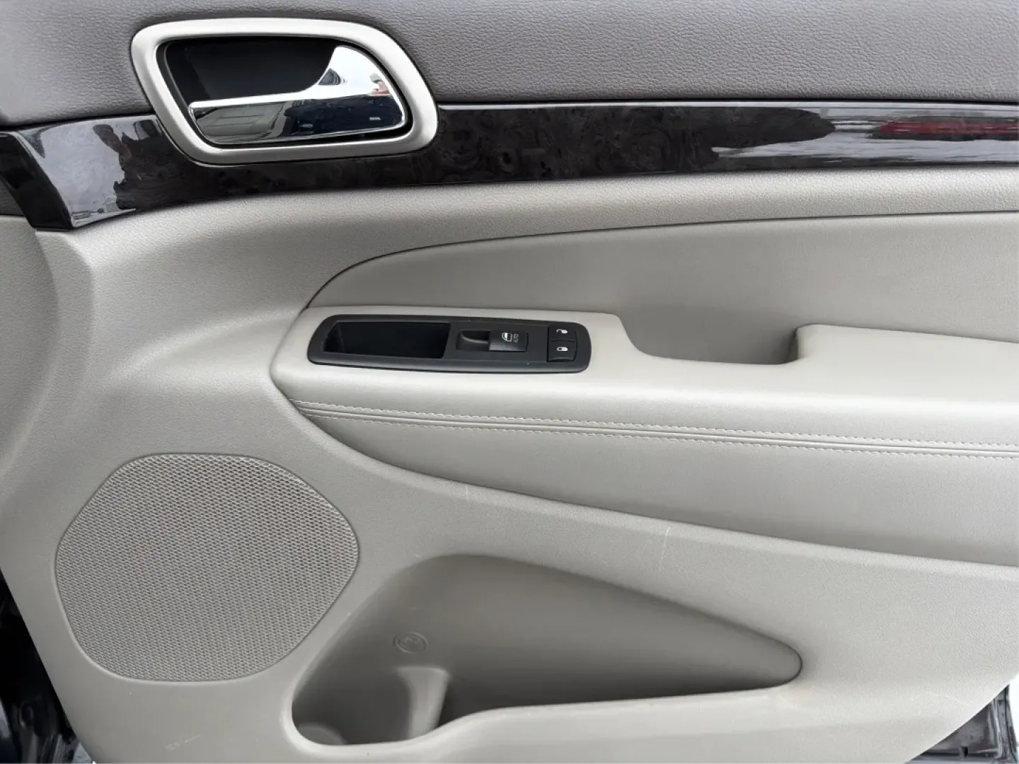 2013 Jeep Grand Cherokee Laredo (1C4RJFAGXDC) with an Other engine, located at 1099 N County Rd 25A, Troy, OH, 45373, (937) 908-9800, 40.057079, -84.212883 - **Adventure Awaits: 2013 Jeep Grand Cherokee Laredo Ready for Your Next Journey**<br /> <br /> Are you ready to tackle your next family adventure or weekend getaway? Look no further than this stunning 2013 Jeep Grand Cherokee Laredo, available now at Advantage Car and Credit in Troy, OH. This versat - Photo#19