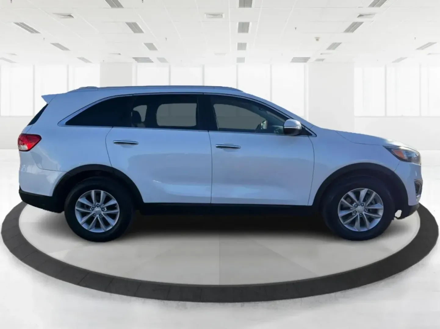 2016 Kia Sorento 2.4L LX (5XYPG4A39GG) with an 2.4L I-4 gasoline direct injection engine, 6-Speed Automatic transmission, located at 4508 South Dixie Dr, Moraine, OH, 45439, (937) 908-9800, 39.689976, -84.218452 - **Discover the Perfect Family SUV for Your Next Adventure!**<br /> <br /> Are you in search of a reliable SUV that can comfortably accommodate your growing family while also being great for weekend getaways? Look no further than the 2016 Kia Sorento 2.4L LX, available now at Advantage Car and Credit - Photo#1