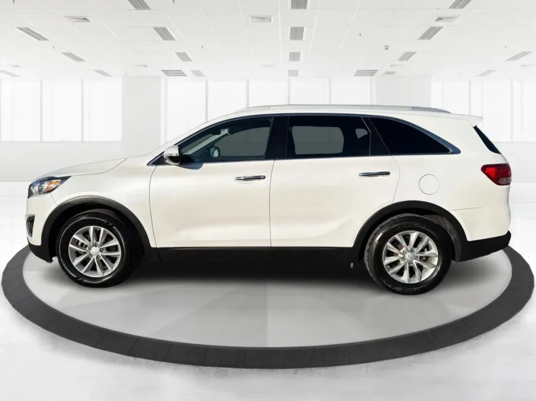 2016 Kia Sorento 2.4L LX (5XYPG4A39GG) with an 2.4L I-4 gasoline direct injection engine, located at 4508 South Dixie Dr, Moraine, OH, 45439, (937) 908-9800, 39.689976, -84.218452 - 2016 Kia Sorento 2.4L LX - Photo#5