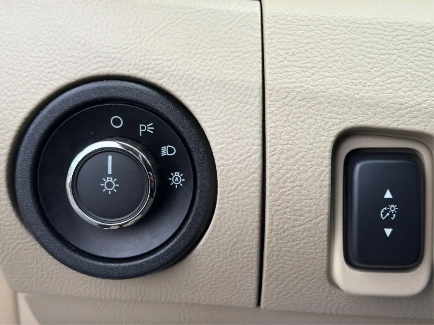 2013 Ford Taurus SEL (1FAHP2H87DG) with an 3.5L V-6 DOHC engine, 6-Speed Automatic transmission, located at 1099 N County Rd 25A, Troy, OH, 45373, (937) 908-9800, 40.057079, -84.212883 - **Discover the Perfect Family Sedan: 2013 Ford Taurus SEL at Advantage Car and Credit - Piqua, OH**<br /> <br /> Are you searching for a reliable and spacious vehicle that fits seamlessly into your family's lifestyle? Look no further than this 2013 Ford Taurus SEL, available now at Advantage Car and - Photo#16