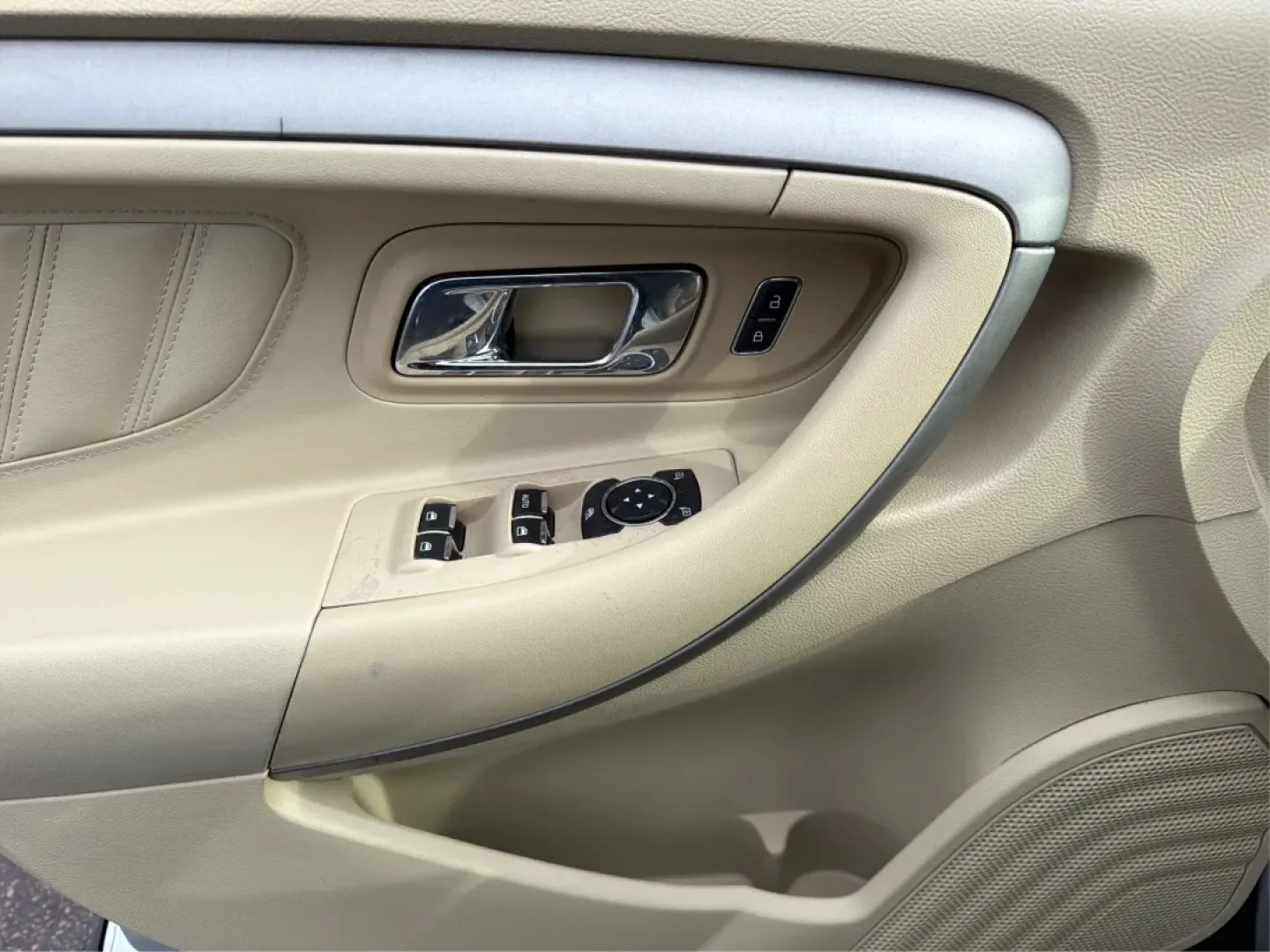 2013 Ford Taurus SEL (1FAHP2H87DG) with an 3.5L V-6 DOHC engine, 6-Speed Automatic transmission, located at 1099 N County Rd 25A, Troy, OH, 45373, (937) 908-9800, 40.057079, -84.212883 - **Discover the Perfect Family Sedan: 2013 Ford Taurus SEL at Advantage Car and Credit - Piqua, OH**<br /> <br /> Are you searching for a reliable and spacious vehicle that fits seamlessly into your family's lifestyle? Look no further than this 2013 Ford Taurus SEL, available now at Advantage Car and - Photo#18