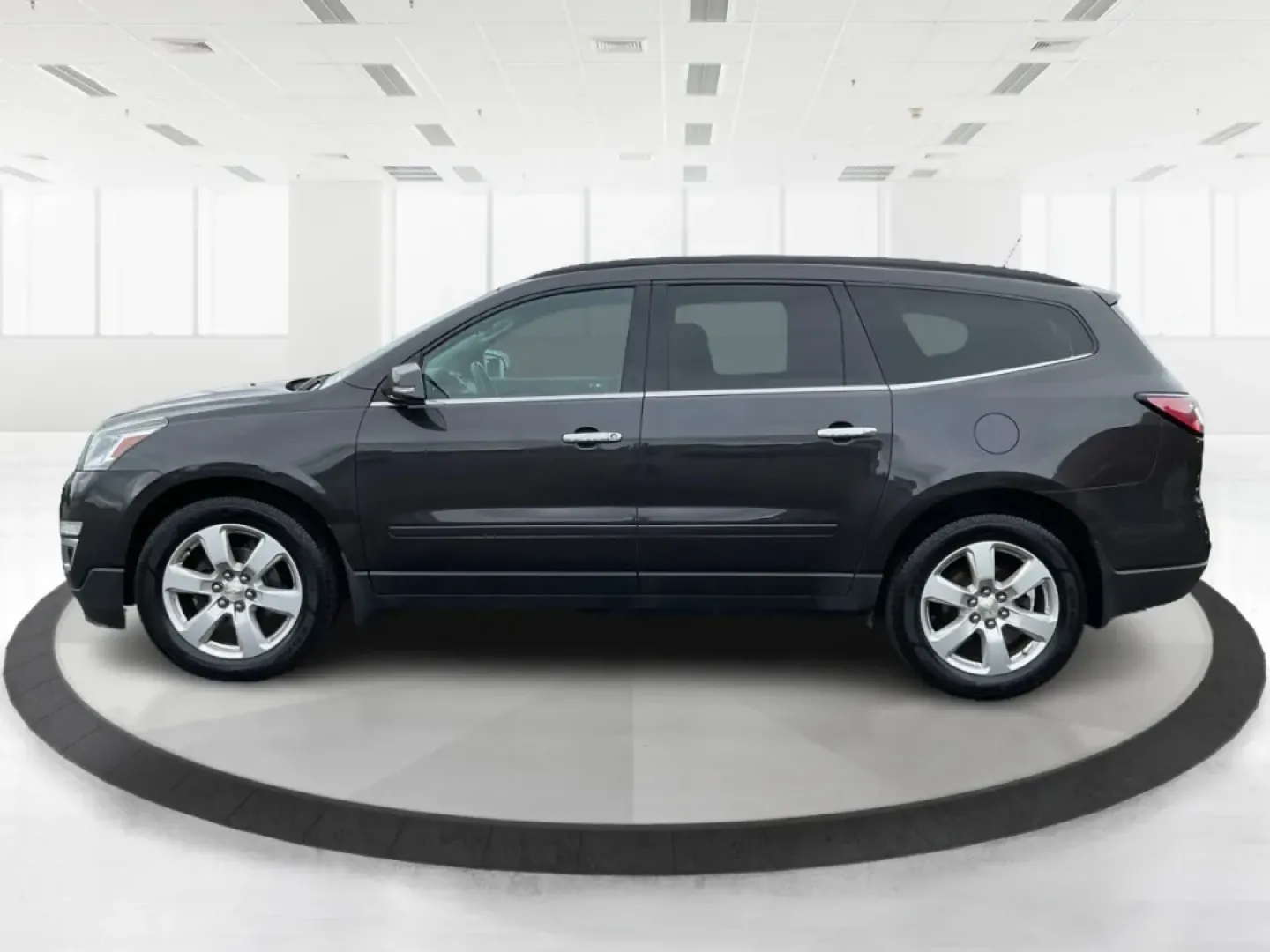 2017 Chevrolet Traverse 1LT (1GNKVGKD4HJ) with an 3.6L V-6 gasoline direct injection engine, located at 1184 Kauffman Ave, Fairborn, OH, 45324, (937) 908-9800, 39.807072, -84.030914 - **Explore Your Next Adventure in the 2017 Chevrolet Traverse at Advantage Car and Credit - Vandalia!**<br /> <br /> Are you ready to elevate your family's road trips or weekend adventures? The 2017 Chevrolet Traverse is designed for those who love the open road and need a spacious utility vehicle th - Photo#5