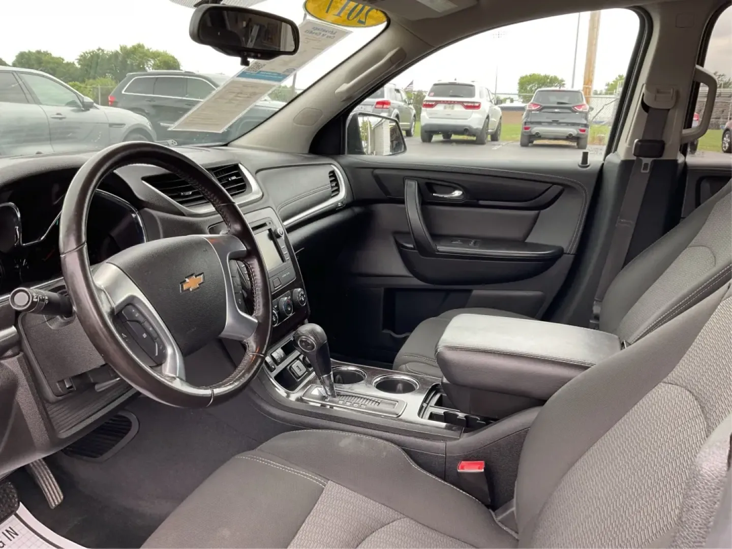 2017 Chevrolet Traverse 1LT (1GNKVGKD4HJ) with an 3.6L V-6 gasoline direct injection engine, located at 1184 Kauffman Ave, Fairborn, OH, 45324, (937) 908-9800, 39.807072, -84.030914 - **Explore Your Next Adventure in the 2017 Chevrolet Traverse at Advantage Car and Credit - Vandalia!**<br /> <br /> Are you ready to elevate your family's road trips or weekend adventures? The 2017 Chevrolet Traverse is designed for those who love the open road and need a spacious utility vehicle th - Photo#9