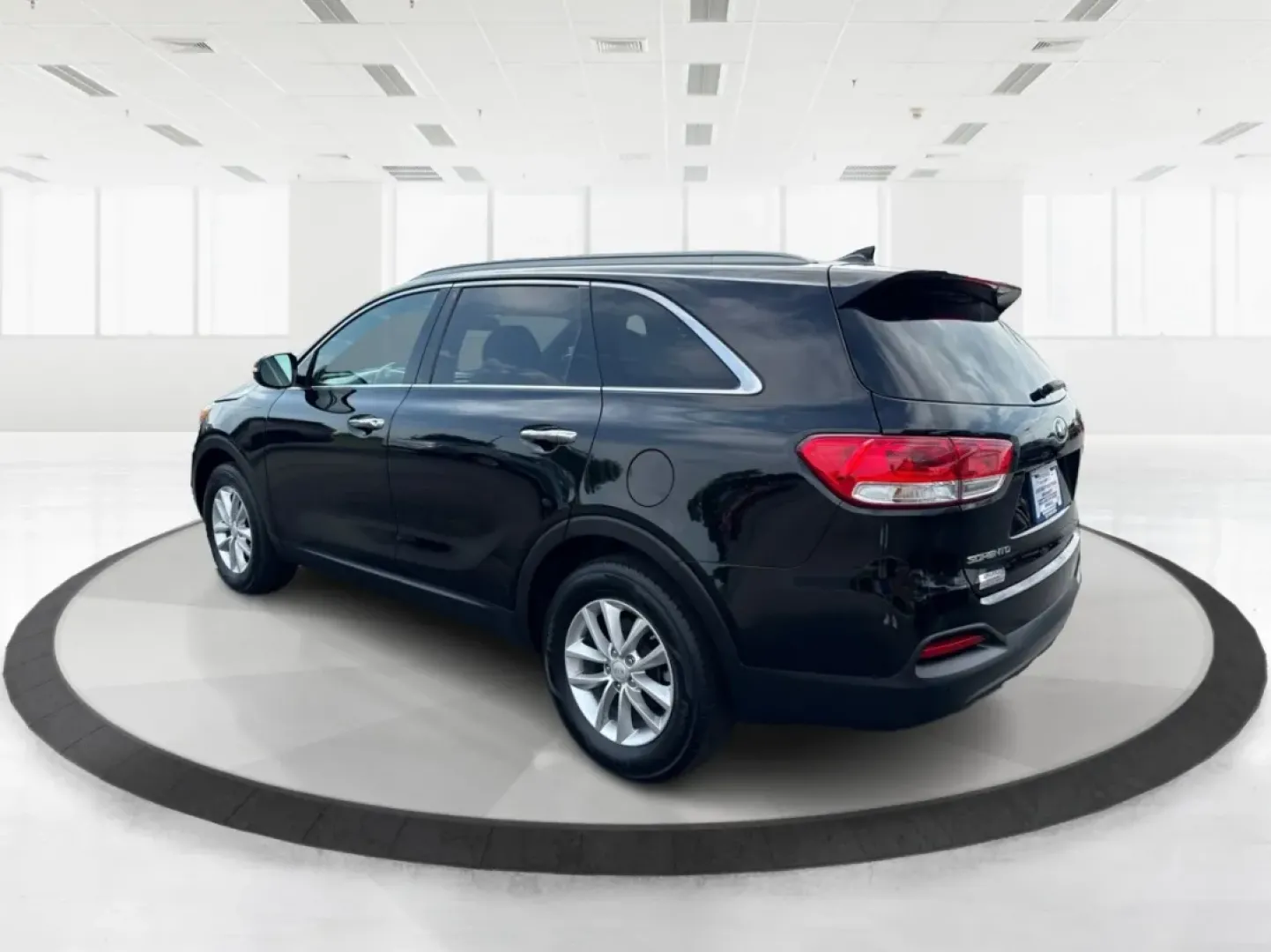 2018 Kia Sorento 2.4L LX (5XYPG4A32JG) with an 2.4L I-4 gasoline direct injection engine, located at 880 E. National Road, Vandalia, OH, 45377, (937) 908-9800, 39.891918, -84.183594 - **Discover the Perfect Family Adventure with the 2018 Kia Sorento at Advantage Car and Credit - Piqua**<br /> <br /> Are you searching for a reliable SUV that seamlessly fits your family's active lifestyle? Look no further! The 2018 Kia Sorento, available now at Advantage Car and Credit in Piqua, OH - Photo#4