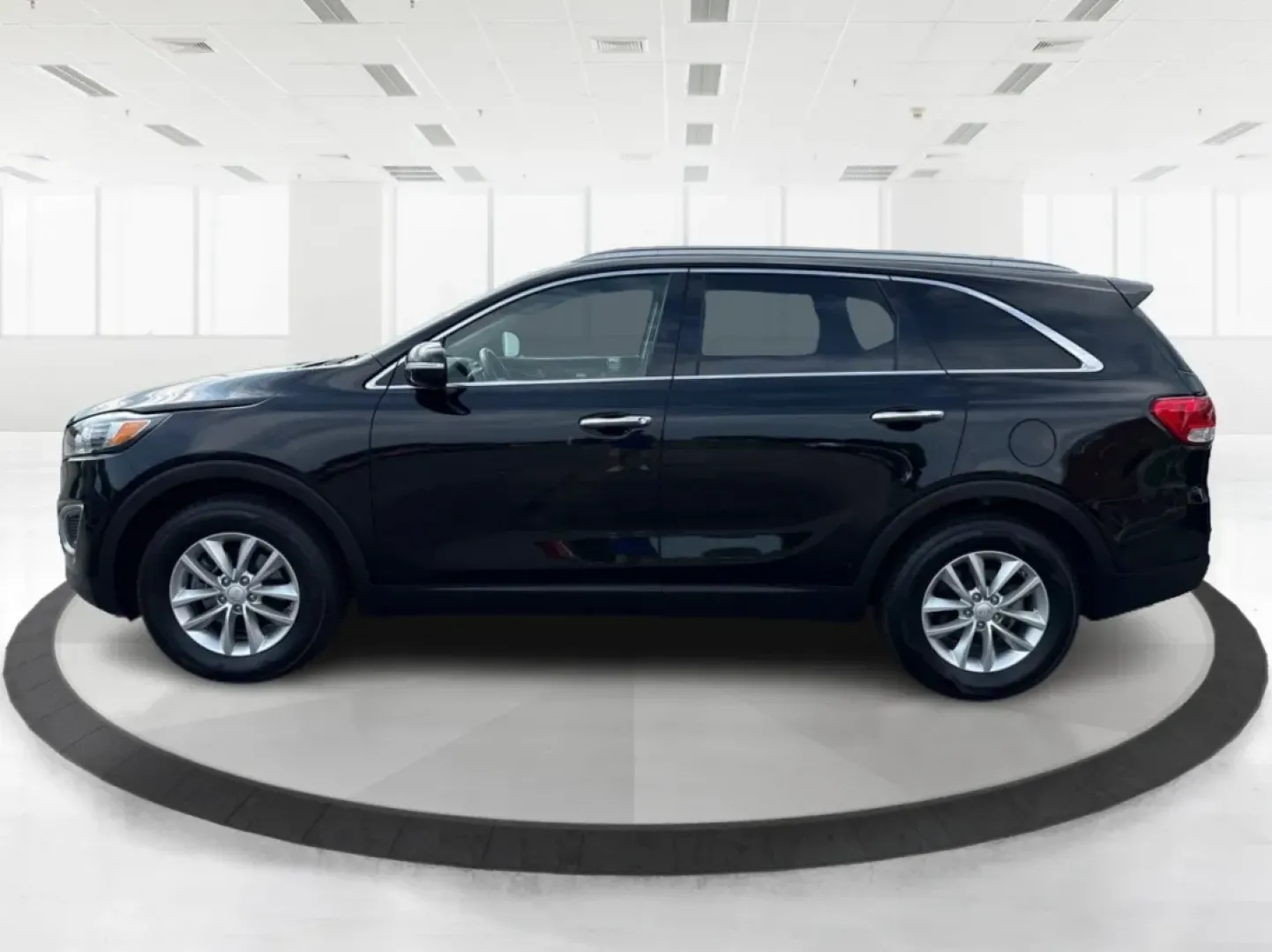 2018 Kia Sorento 2.4L LX (5XYPG4A32JG) with an 2.4L I-4 gasoline direct injection engine, located at 880 E. National Road, Vandalia, OH, 45377, (937) 908-9800, 39.891918, -84.183594 - **Discover the Perfect Family Adventure with the 2018 Kia Sorento at Advantage Car and Credit - Piqua**<br /> <br /> Are you searching for a reliable SUV that seamlessly fits your family's active lifestyle? Look no further! The 2018 Kia Sorento, available now at Advantage Car and Credit in Piqua, OH - Photo#5