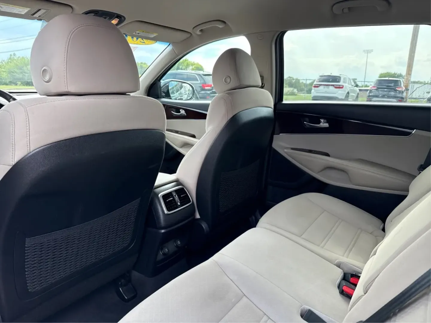 2018 Kia Sorento 2.4L LX (5XYPG4A32JG) with an 2.4L I-4 gasoline direct injection engine, located at 880 E. National Road, Vandalia, OH, 45377, (937) 908-9800, 39.891918, -84.183594 - **Discover the Perfect Family Adventure with the 2018 Kia Sorento at Advantage Car and Credit - Piqua**<br /> <br /> Are you searching for a reliable SUV that seamlessly fits your family's active lifestyle? Look no further! The 2018 Kia Sorento, available now at Advantage Car and Credit in Piqua, OH - Photo#10