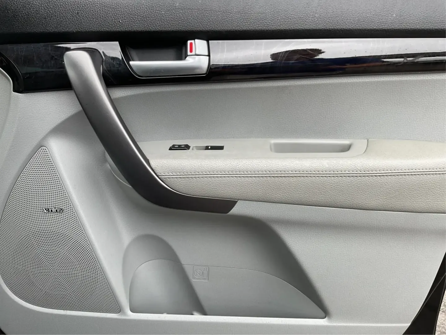 2014 Kia Sorento SX V6 AWD (5XYKWDA72EG) with an 3.3L V6 DOHC 24V engine, 6-Speed Automatic transmission, located at 1184 Kauffman Ave, Fairborn, OH, 45324, (937) 908-9800, 39.807072, -84.030914 - Are you ready to elevate your driving experience and embark on new adventures? Look no further than this stunning 2014 Kia Sorento SX V6 AWD, a robust SUV that's perfect for growing families, weekend explorers, and daily commuters alike. With its impressive blend of comfort, capability, and advanced - Photo#19