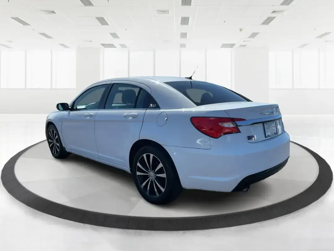 2012 Chrysler 200 Touring (1C3CCBBG4CN) with an 3.6L V6 DOHC 24V FFV engine, 6-Speed Automatic transmission, located at 1230 East Main St, Xenia, OH, 45385, (937) 908-9800, 39.688026, -83.910172 - Unleash your driving potential with the perfect blend of style, comfort, and functionality-ideal for growing families or anyone seeking a reliable commuter vehicle. Introducing the 2012 Chrysler 200 Touring sedan, now available at Advantage Car and Credit in Troy, OH. Located at 1099 N County Rd 25A - Photo#4