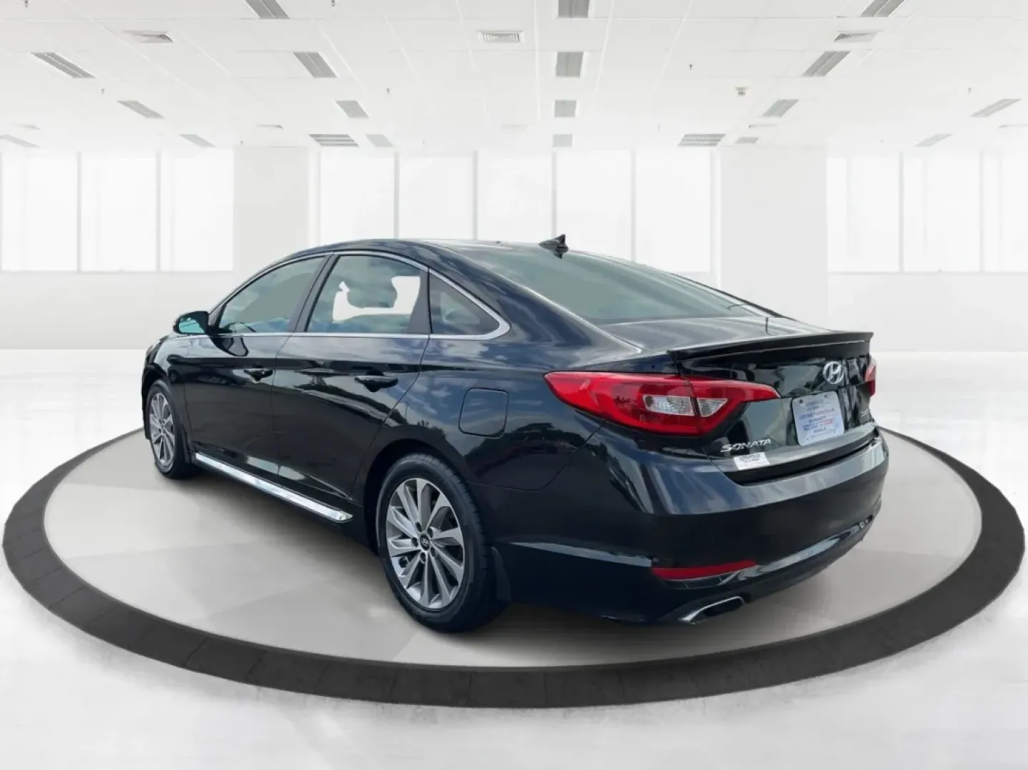 2016 Hyundai Sonata Sport (5NPE34AF2GH) with an 2.4L L4 DOHC 16V engine, 6-Speed Automatic transmission, located at 1099 N County Rd 25A, Troy, OH, 45373, (937) 908-9800, 40.057079, -84.212883 - ### Unlock Your Journey with the 2016 Hyundai Sonata Sport at Advantage Car and Credit - Fairborn<br /> <br /> Are you in the market for a vehicle that can effortlessly transition from daily commutes to weekend getaways? Look no further than the 2016 Hyundai Sonata Sport, available now at Advantage - Photo#4