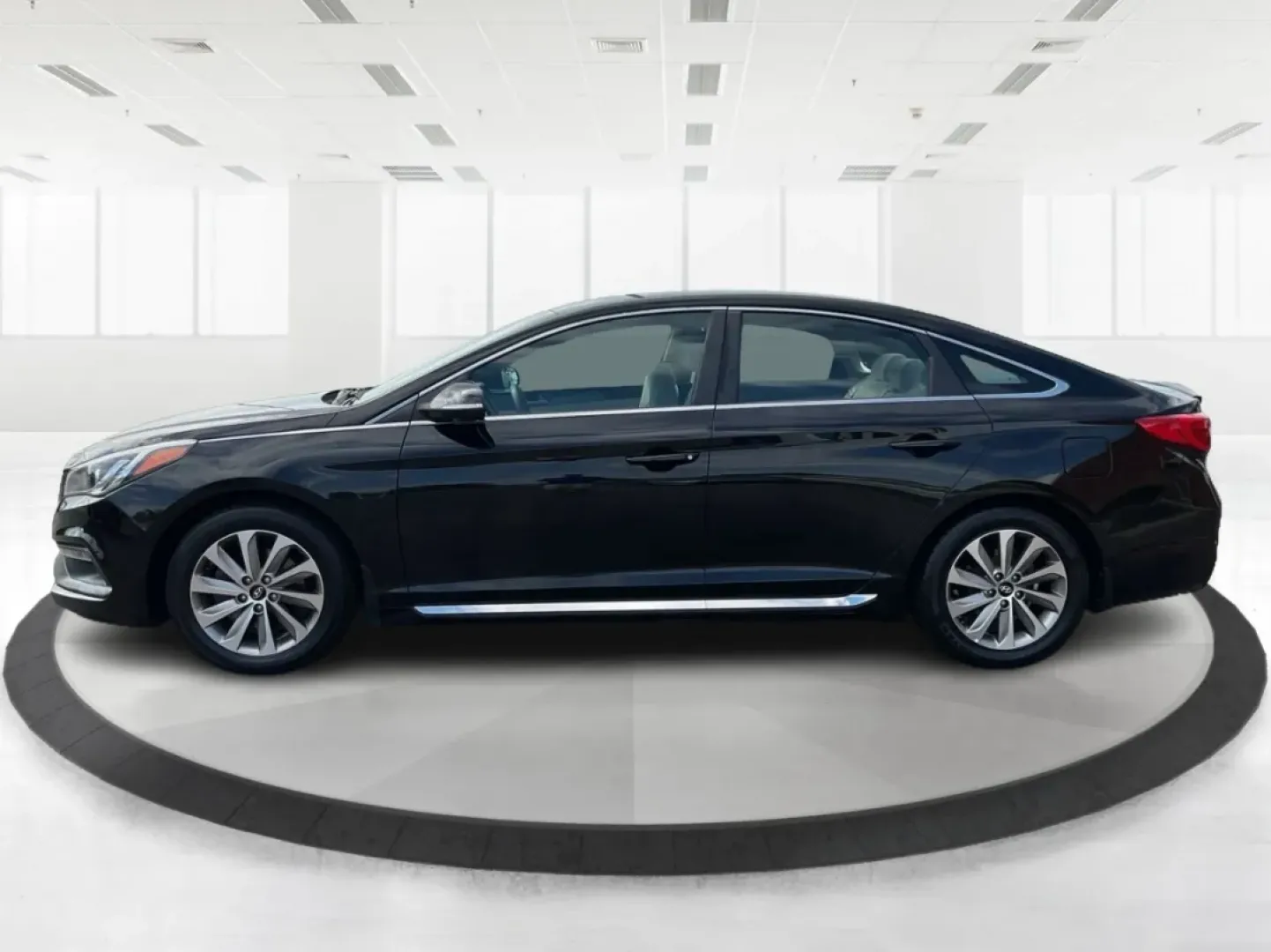 2016 Hyundai Sonata Sport (5NPE34AF2GH) with an 2.4L L4 DOHC 16V engine, 6-Speed Automatic transmission, located at 1099 N County Rd 25A, Troy, OH, 45373, (937) 908-9800, 40.057079, -84.212883 - ### Unlock Your Journey with the 2016 Hyundai Sonata Sport at Advantage Car and Credit - Fairborn<br /> <br /> Are you in the market for a vehicle that can effortlessly transition from daily commutes to weekend getaways? Look no further than the 2016 Hyundai Sonata Sport, available now at Advantage - Photo#5