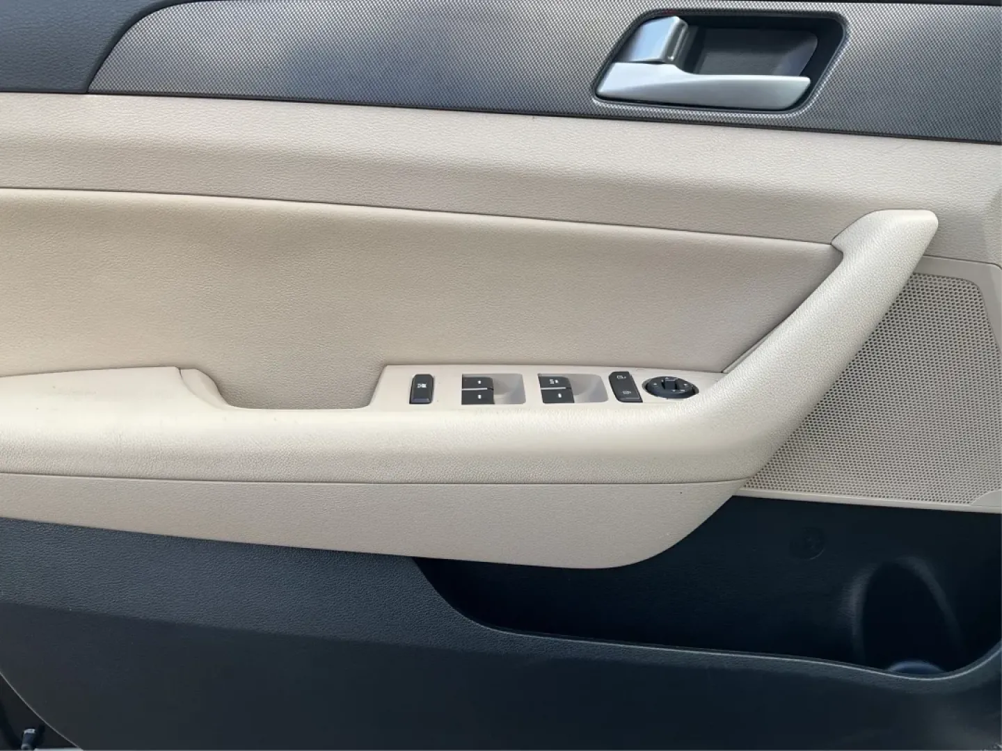 2016 Hyundai Sonata Sport (5NPE34AF2GH) with an 2.4L L4 DOHC 16V engine, 6-Speed Automatic transmission, located at 1099 N County Rd 25A, Troy, OH, 45373, (937) 908-9800, 40.057079, -84.212883 - ### Unlock Your Journey with the 2016 Hyundai Sonata Sport at Advantage Car and Credit - Fairborn<br /> <br /> Are you in the market for a vehicle that can effortlessly transition from daily commutes to weekend getaways? Look no further than the 2016 Hyundai Sonata Sport, available now at Advantage - Photo#18