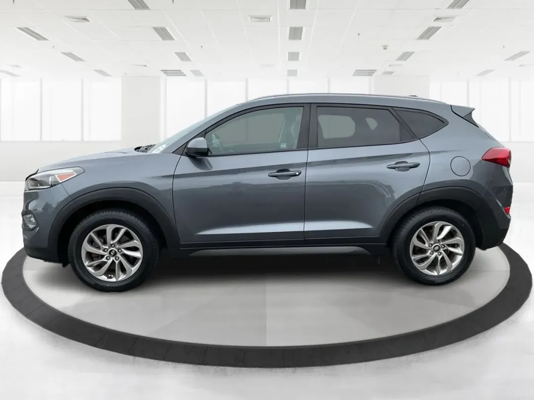 2016 Hyundai Tucson SE (KM8J3CA43GU) with an Nu 2L I-4 gasoline direct injection engine, 6A transmission, located at 1099 N County Rd 25A, Troy, OH, 45373, (937) 908-9800, 40.057079, -84.212883 - 2016 Hyundai Tucson SE - Photo#5