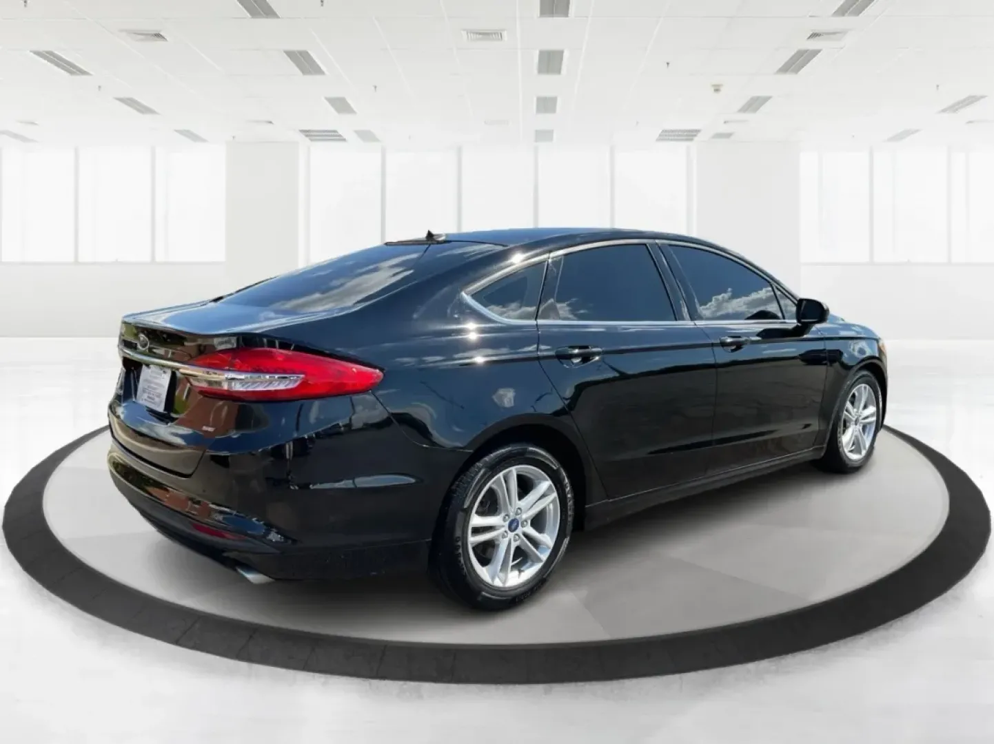 2018 Ford Fusion SE (3FA6P0H78JR) with an 2.5L L4 DOHC 16V engine, 6-Speed Automatic transmission, located at 401 Woodman Dr, Riverside, OH, 45431, (937) 908-9800, 39.760899, -84.123421 - ### Discover Your Next Adventure with the 2018 Ford Fusion SE at Advantage Car and Credit - Riverside!<br /> <br /> Are you in the market for a reliable sedan that perfectly balances style, comfort, and practicality? Look no further than the 2018 Ford Fusion SE, available now at Advantage Car and Cr - Photo#2