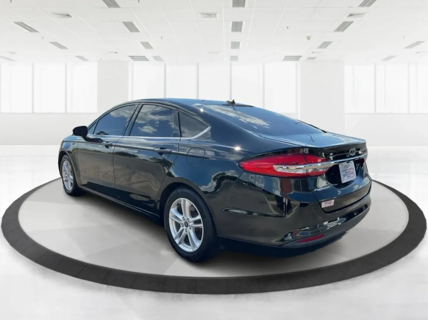 2018 Ford Fusion SE (3FA6P0H78JR) with an 2.5L L4 DOHC 16V engine, 6-Speed Automatic transmission, located at 401 Woodman Dr, Riverside, OH, 45431, (937) 908-9800, 39.760899, -84.123421 - ### Discover Your Next Adventure with the 2018 Ford Fusion SE at Advantage Car and Credit - Riverside!<br /> <br /> Are you in the market for a reliable sedan that perfectly balances style, comfort, and practicality? Look no further than the 2018 Ford Fusion SE, available now at Advantage Car and Cr - Photo#4