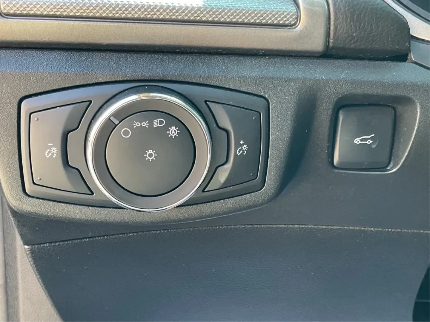 2018 Ford Fusion SE (3FA6P0H78JR) with an 2.5L L4 DOHC 16V engine, 6-Speed Automatic transmission, located at 401 Woodman Dr, Riverside, OH, 45431, (937) 908-9800, 39.760899, -84.123421 - ### Discover Your Next Adventure with the 2018 Ford Fusion SE at Advantage Car and Credit - Riverside!<br /> <br /> Are you in the market for a reliable sedan that perfectly balances style, comfort, and practicality? Look no further than the 2018 Ford Fusion SE, available now at Advantage Car and Cr - Photo#17