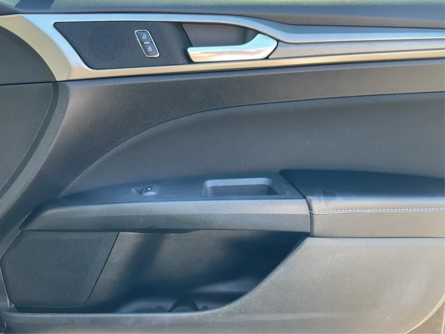 2018 Ford Fusion SE (3FA6P0H78JR) with an 2.5L L4 DOHC 16V engine, 6-Speed Automatic transmission, located at 401 Woodman Dr, Riverside, OH, 45431, (937) 908-9800, 39.760899, -84.123421 - ### Discover Your Next Adventure with the 2018 Ford Fusion SE at Advantage Car and Credit - Riverside!<br /> <br /> Are you in the market for a reliable sedan that perfectly balances style, comfort, and practicality? Look no further than the 2018 Ford Fusion SE, available now at Advantage Car and Cr - Photo#20