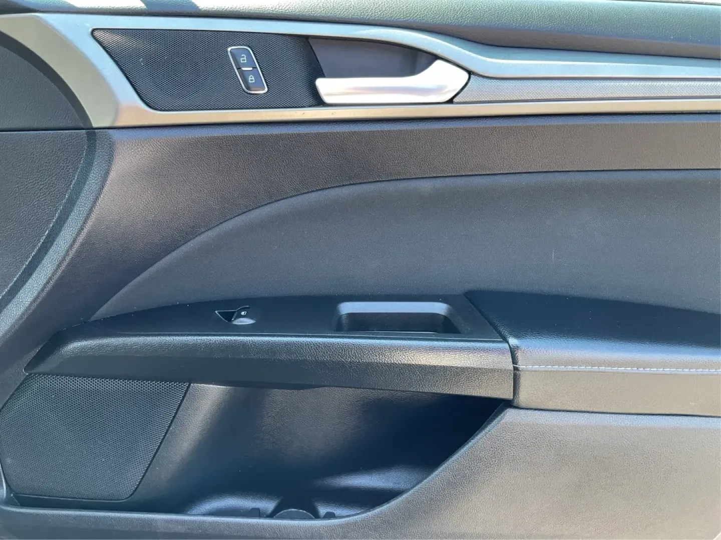 2018 Ford Fusion SE (3FA6P0HD3JR) with an Other engine, located at 401 Woodman Dr, Riverside, OH, 45431, (937) 908-9800, 39.760899, -84.123421 - Looking for a reliable sedan that combines style, comfort, and practicality? Look no further than the 2018 Ford Fusion SE, available now at Advantage Car and Credit in Vandalia, OH! Perfect for your daily commute, family outings, or even weekend adventures, this vehicle is designed to enhance your l - Photo#20