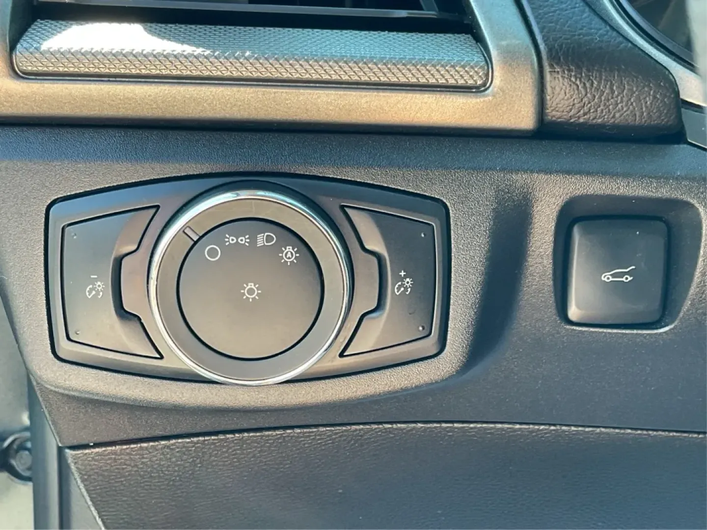 2018 Ford Fusion SE (3FA6P0HD3JR) with an Other engine, located at 880 E. National Road, Vandalia, OH, 45377, (937) 908-9800, 39.891918, -84.183594 - Looking for a reliable sedan that combines style, comfort, and practicality? Look no further than the 2018 Ford Fusion SE, available now at Advantage Car and Credit in Vandalia, OH! Perfect for your daily commute, family outings, or even weekend adventures, this vehicle is designed to enhance your l - Photo#17