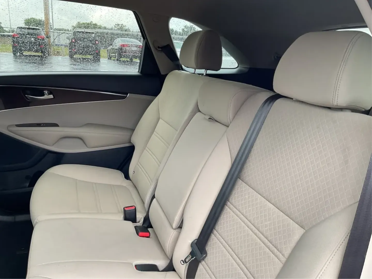 2018 Kia Sorento 2.4L LX (5XYPGDA30JG) with an 2.4L I-4 gasoline direct injection engine, located at 1230 East Main St, Xenia, OH, 45385, (937) 908-9800, 39.688026, -83.910172 - 2018 Kia Sorento 2.4L LX - Photo#10