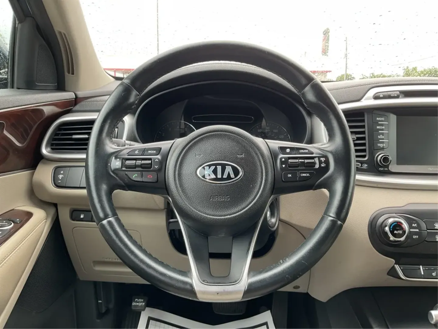 2018 Kia Sorento 2.4L LX (5XYPGDA30JG) with an 2.4L I-4 gasoline direct injection engine, located at 1230 East Main St, Xenia, OH, 45385, (937) 908-9800, 39.688026, -83.910172 - 2018 Kia Sorento 2.4L LX - Photo#16