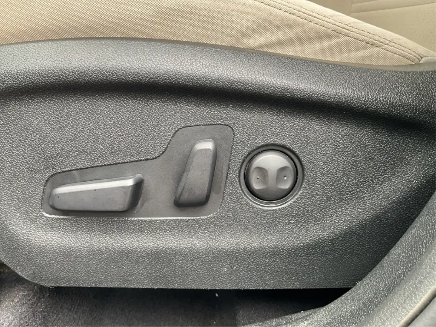 2018 Kia Sorento 2.4L LX (5XYPGDA30JG) with an 2.4L I-4 gasoline direct injection engine, located at 1230 East Main St, Xenia, OH, 45385, (937) 908-9800, 39.688026, -83.910172 - 2018 Kia Sorento 2.4L LX - Photo#17