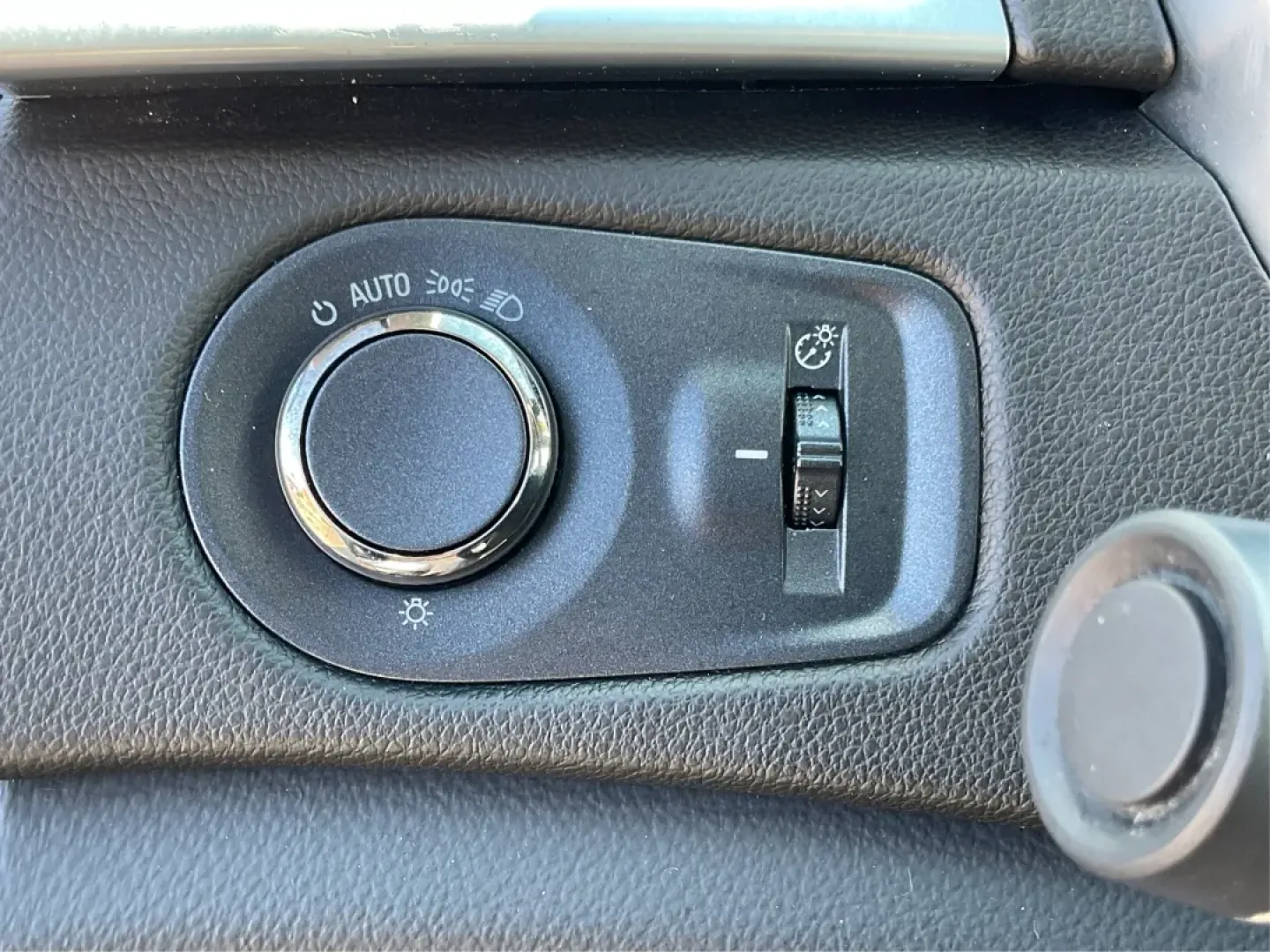 2014 Cadillac SRX Luxury Collection (3GYFNBE30ES) with an 3.6L V-6 gasoline direct injection engine, located at 1230 East Main St, Xenia, OH, 45385, (937) 908-9800, 39.688026, -83.910172 - ### Experience Luxury and Versatility with the 2014 Cadillac SRX Luxury Collection at Advantage Car and Credit - Fairborn!<br /> <br /> Are you in search of the perfect vehicle to elevate your lifestyle? Whether you're a growing family needing a spacious ride, a commuter looking for comfort during l - Photo#17