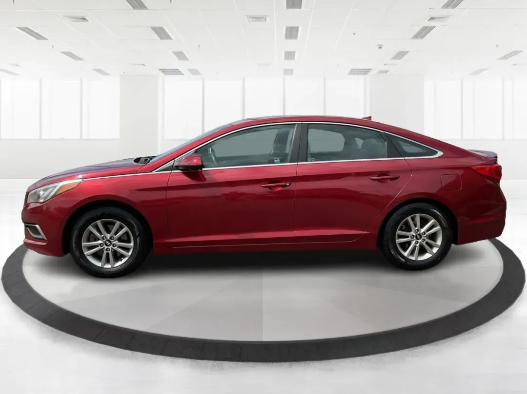 2016 Hyundai Sonata SE (5NPE24AF3GH) with an 2.4L I-4 gasoline direct injection engine, located at 1099 N County Rd 25A, Troy, OH, 45373, (937) 908-9800, 40.057079, -84.212883 - **Discover Your Ideal Family Sedan: 2016 Hyundai Sonata SE at Advantage Car and Credit - Moraine**<br /> <br /> Are you in search of a dependable vehicle that perfectly fits your family's lifestyle or makes your daily commute a breeze? Look no further! Presenting the 2016 Hyundai Sonata SE, a stylis - Photo#5