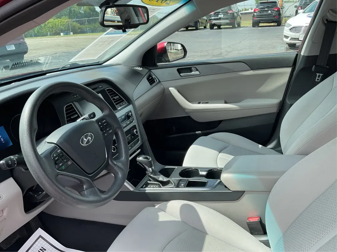 2016 Hyundai Sonata SE (5NPE24AF3GH) with an 2.4L I-4 gasoline direct injection engine, located at 1099 N County Rd 25A, Troy, OH, 45373, (937) 908-9800, 40.057079, -84.212883 - **Discover Your Ideal Family Sedan: 2016 Hyundai Sonata SE at Advantage Car and Credit - Moraine**<br /> <br /> Are you in search of a dependable vehicle that perfectly fits your family's lifestyle or makes your daily commute a breeze? Look no further! Presenting the 2016 Hyundai Sonata SE, a stylis - Photo#9