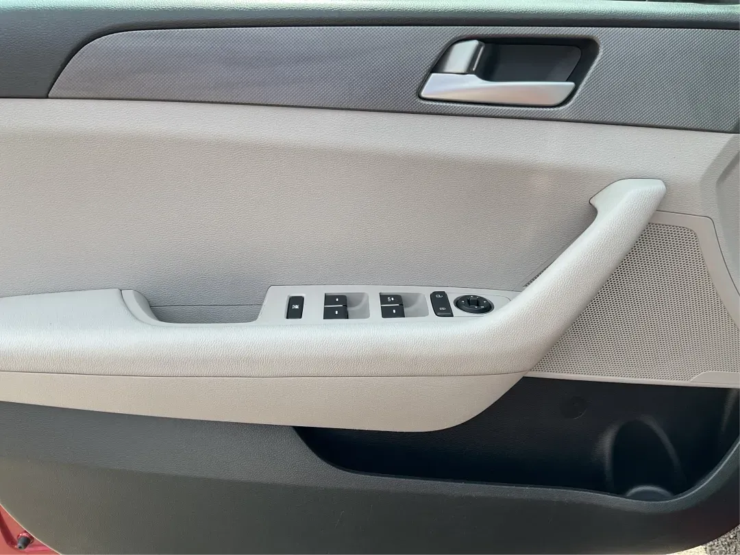 2016 Hyundai Sonata SE (5NPE24AF3GH) with an 2.4L I-4 gasoline direct injection engine, located at 1099 N County Rd 25A, Troy, OH, 45373, (937) 908-9800, 40.057079, -84.212883 - **Discover Your Ideal Family Sedan: 2016 Hyundai Sonata SE at Advantage Car and Credit - Moraine**<br /> <br /> Are you in search of a dependable vehicle that perfectly fits your family's lifestyle or makes your daily commute a breeze? Look no further! Presenting the 2016 Hyundai Sonata SE, a stylis - Photo#17