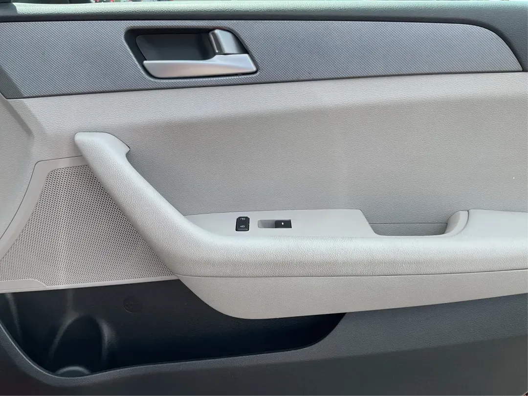 2016 Hyundai Sonata SE (5NPE24AF3GH) with an 2.4L I-4 gasoline direct injection engine, located at 1099 N County Rd 25A, Troy, OH, 45373, (937) 908-9800, 40.057079, -84.212883 - **Discover Your Ideal Family Sedan: 2016 Hyundai Sonata SE at Advantage Car and Credit - Moraine**<br /> <br /> Are you in search of a dependable vehicle that perfectly fits your family's lifestyle or makes your daily commute a breeze? Look no further! Presenting the 2016 Hyundai Sonata SE, a stylis - Photo#18