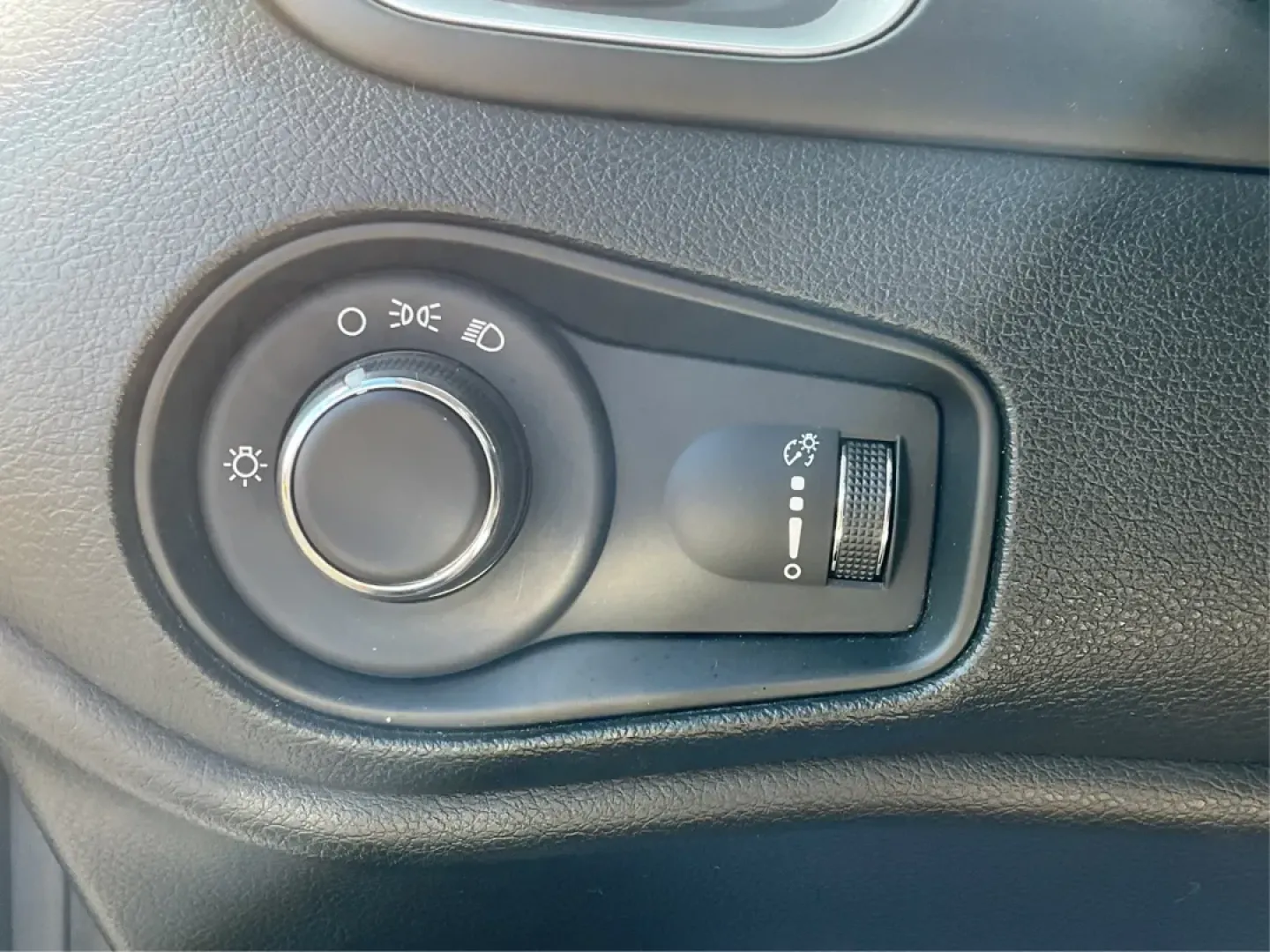 2018 Jeep Renegade Sport 4x4 (ZACCJBAB1JP) with an Other engine, located at 1951 S Dayton Lakeview Rd., New Carlisle, OH, 45344, (937) 908-9800, 39.890999, -84.050255 - Are you in search of a versatile vehicle that seamlessly adapts to your on-the-go lifestyle? Look no further than the **2018 Jeep Renegade Sport 4x4**, now available at **Advantage Car and Credit** in Piqua, OH. Perfect for weekend adventures, daily commutes, or family outings, this crossover offers - Photo#17