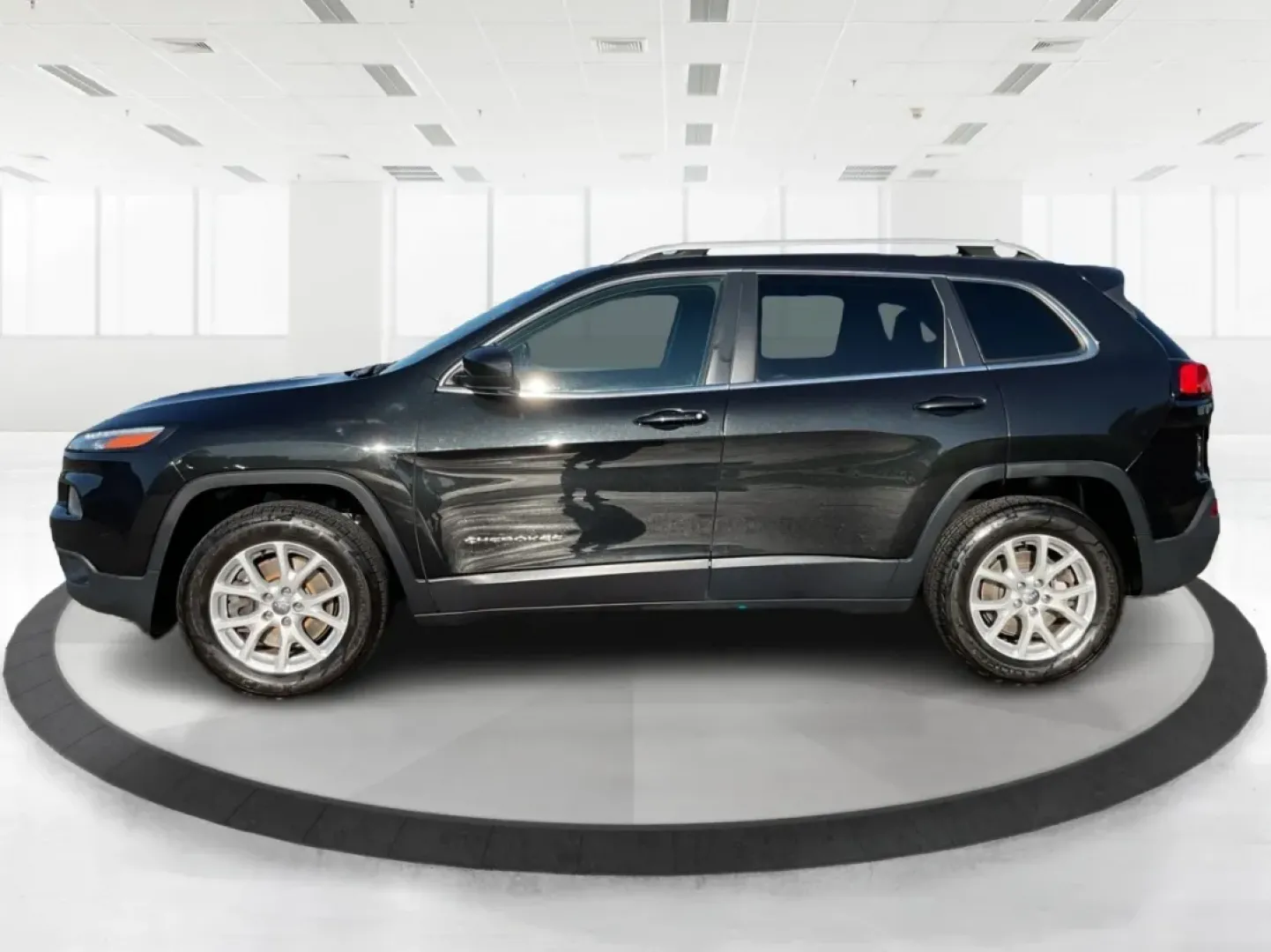 2014 Jeep Cherokee Latitude (1C4PJMCS5EW) with an Other engine, located at 401 Woodman Dr, Riverside, OH, 45431, (937) 908-9800, 39.760899, -84.123421 - **Adventure Awaits: Discover the 2014 Jeep Cherokee Latitude at Advantage Car and Credit**<br /> <br /> Are you ready to elevate your driving experience? Whether you're a weekend explorer or a busy commuter, the 2014 Jeep Cherokee Latitude offers the perfect blend of style, comfort, and capability f - Photo#4
