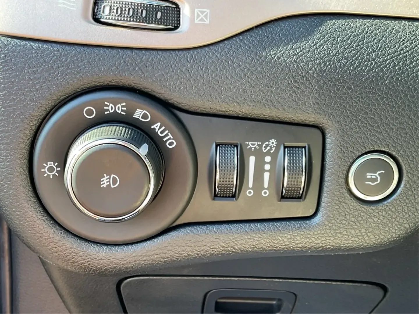 2014 Jeep Cherokee Latitude (1C4PJMCS5EW) with an Other engine, located at 401 Woodman Dr, Riverside, OH, 45431, (937) 908-9800, 39.760899, -84.123421 - **Adventure Awaits: Discover the 2014 Jeep Cherokee Latitude at Advantage Car and Credit**<br /> <br /> Are you ready to elevate your driving experience? Whether you're a weekend explorer or a busy commuter, the 2014 Jeep Cherokee Latitude offers the perfect blend of style, comfort, and capability f - Photo#16