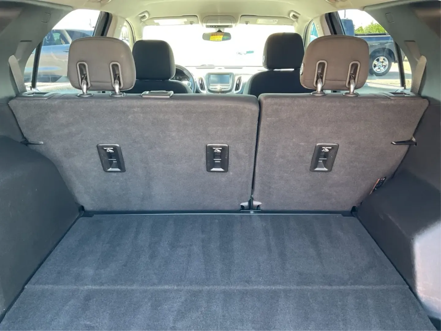 2018 Chevrolet Equinox LT (2GNAXSEV7J6) with an 1.5L I-4 gasoline direct injection engine, located at 1099 N County Rd 25A, Troy, OH, 45373, (937) 908-9800, 40.057079, -84.212883 - Are you searching for a versatile vehicle that effortlessly combines style, comfort, and practicality? Look no further! At Advantage Car and Credit - Troy, located at 1099 N County Rd 25A, Troy, OH 45373, we are excited to present a fantastic opportunity to own a 2018 Chevrolet Equinox LT, perfect f - Photo#12