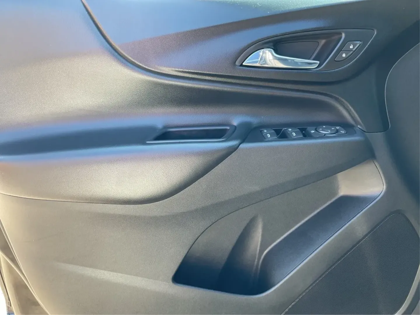 2018 Chevrolet Equinox LT (2GNAXSEV7J6) with an 1.5L I-4 gasoline direct injection engine, located at 1099 N County Rd 25A, Troy, OH, 45373, (937) 908-9800, 40.057079, -84.212883 - Are you searching for a versatile vehicle that effortlessly combines style, comfort, and practicality? Look no further! At Advantage Car and Credit - Troy, located at 1099 N County Rd 25A, Troy, OH 45373, we are excited to present a fantastic opportunity to own a 2018 Chevrolet Equinox LT, perfect f - Photo#19