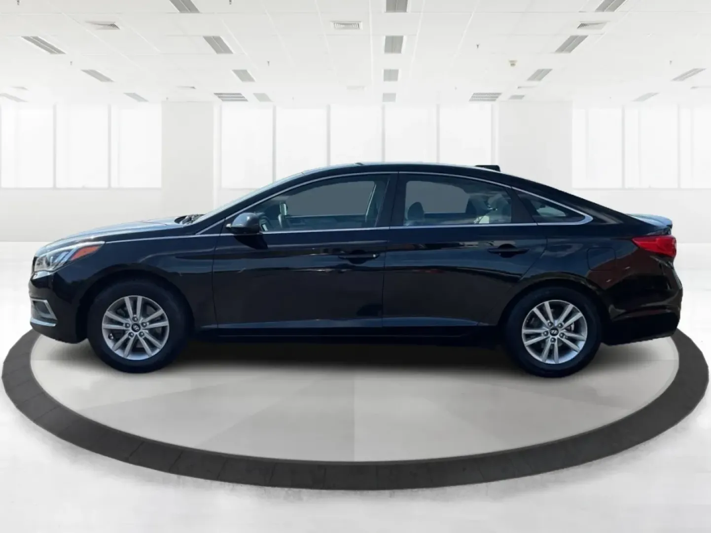 2017 Hyundai Sonata SE (5NPE24AFXHH) with an 2.4L I-4 gasoline direct injection engine, located at 4508 South Dixie Dr, Moraine, OH, 45439, (937) 908-9800, 39.689976, -84.218452 - If you're looking for a reliable and stylish sedan that's perfect for daily commutes or weekend getaways, the 2017 Hyundai Sonata SE is an outstanding choice! This well-maintained vehicle, available at Advantage Car and Credit in Moraine, OH, is designed to meet the needs of budget-conscious buyers, - Photo#5