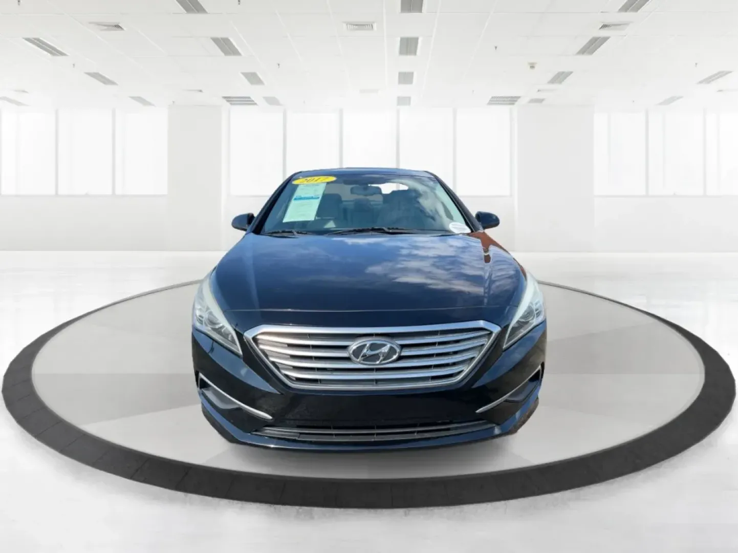 2017 Hyundai Sonata SE (5NPE24AFXHH) with an 2.4L I-4 gasoline direct injection engine, located at 4508 South Dixie Dr, Moraine, OH, 45439, (937) 908-9800, 39.689976, -84.218452 - If you're looking for a reliable and stylish sedan that's perfect for daily commutes or weekend getaways, the 2017 Hyundai Sonata SE is an outstanding choice! This well-maintained vehicle, available at Advantage Car and Credit in Moraine, OH, is designed to meet the needs of budget-conscious buyers, - Photo#7