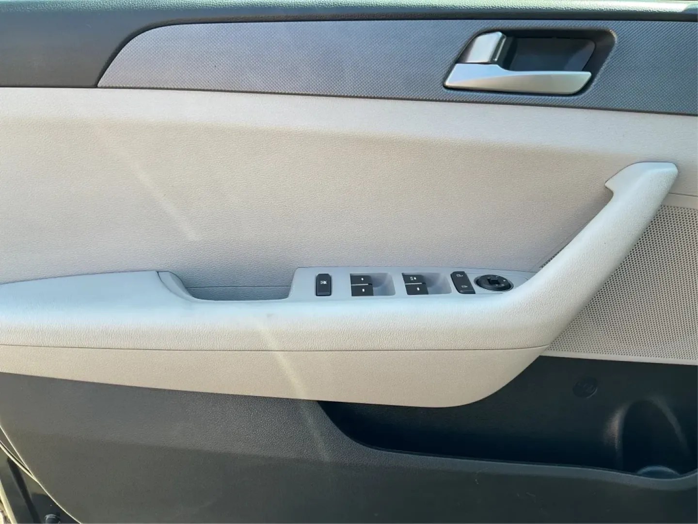 2017 Hyundai Sonata SE (5NPE24AFXHH) with an 2.4L I-4 gasoline direct injection engine, located at 4508 South Dixie Dr, Moraine, OH, 45439, (937) 908-9800, 39.689976, -84.218452 - If you're looking for a reliable and stylish sedan that's perfect for daily commutes or weekend getaways, the 2017 Hyundai Sonata SE is an outstanding choice! This well-maintained vehicle, available at Advantage Car and Credit in Moraine, OH, is designed to meet the needs of budget-conscious buyers, - Photo#17