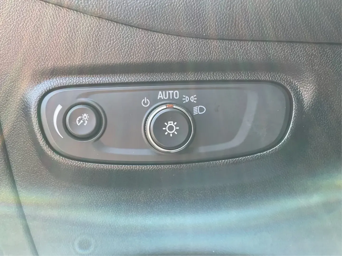 2019 Chevrolet Equinox LT (2GNAXLEX3K6) with an 2L I-4 gasoline direct injection engine, located at 1230 East Main St, Xenia, OH, 45385, (937) 908-9800, 39.688026, -83.910172 - Discover the perfect blend of comfort, style, and capability with the 2019 Chevrolet Equinox LT at Advantage Car and Credit - Moraine! If you're searching for a vehicle that seamlessly fits into your lifestyle-whether you're a growing family needing space for weekend adventures or a daily commuter l - Photo#17