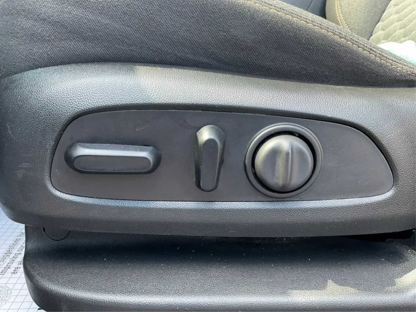 2019 Chevrolet Equinox LT (2GNAXLEX3K6) with an 2L I-4 gasoline direct injection engine, located at 1230 East Main St, Xenia, OH, 45385, (937) 908-9800, 39.688026, -83.910172 - Discover the perfect blend of comfort, style, and capability with the 2019 Chevrolet Equinox LT at Advantage Car and Credit - Moraine! If you're searching for a vehicle that seamlessly fits into your lifestyle-whether you're a growing family needing space for weekend adventures or a daily commuter l - Photo#18