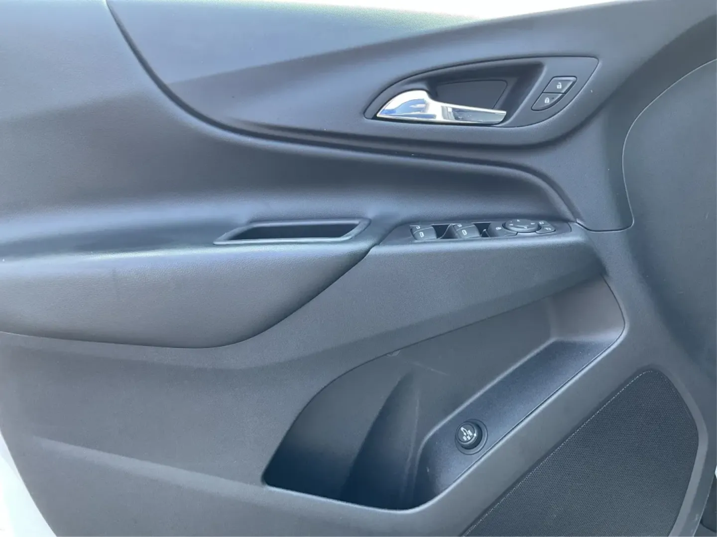 2019 Chevrolet Equinox LT (2GNAXLEX3K6) with an 2L I-4 gasoline direct injection engine, located at 1230 East Main St, Xenia, OH, 45385, (937) 908-9800, 39.688026, -83.910172 - Discover the perfect blend of comfort, style, and capability with the 2019 Chevrolet Equinox LT at Advantage Car and Credit - Moraine! If you're searching for a vehicle that seamlessly fits into your lifestyle-whether you're a growing family needing space for weekend adventures or a daily commuter l - Photo#19