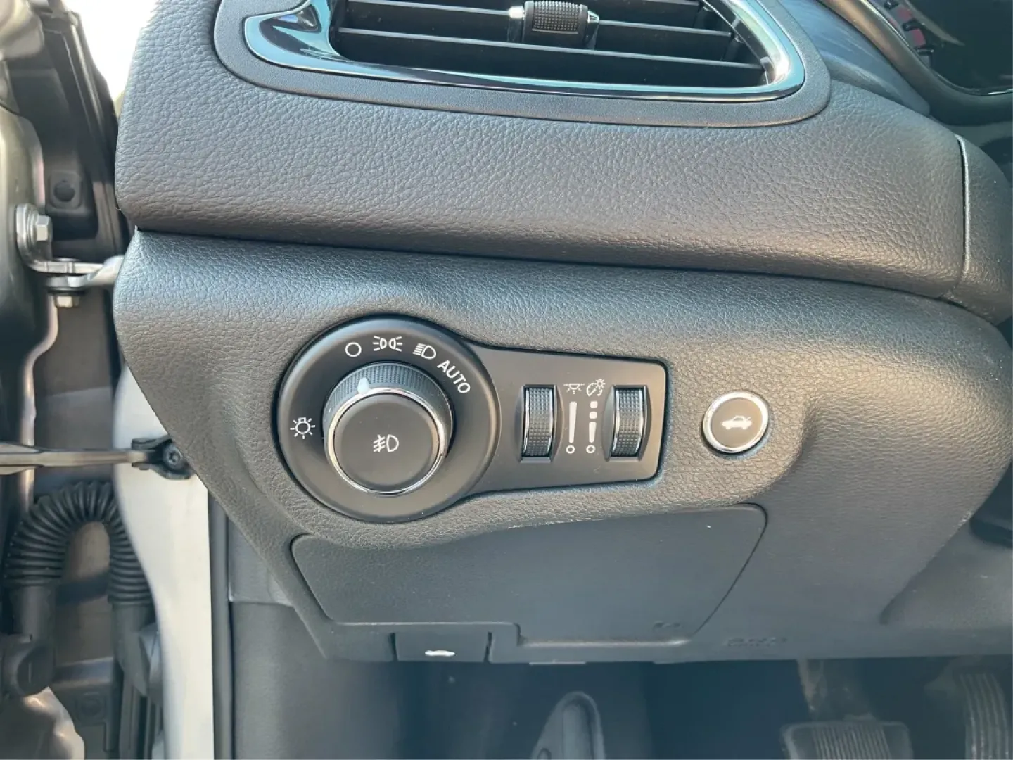 2015 Chrysler 200 S (1C3CCCBB2FN) with an 3.6L V-6 DOHC engine, located at 880 E. National Road, Vandalia, OH, 45377, (937) 908-9800, 39.891918, -84.183594 - **Discover Your Adventure: 2015 Chrysler 200 S - Perfect for Everyday Life and Weekend Getaways!**<br /> <br /> Are you ready to elevate your daily commute or embark on a spontaneous weekend trip? Meet the 2015 Chrysler 200 S, a stylish sedan designed for those who appreciate both comfort and perfor - Photo#17