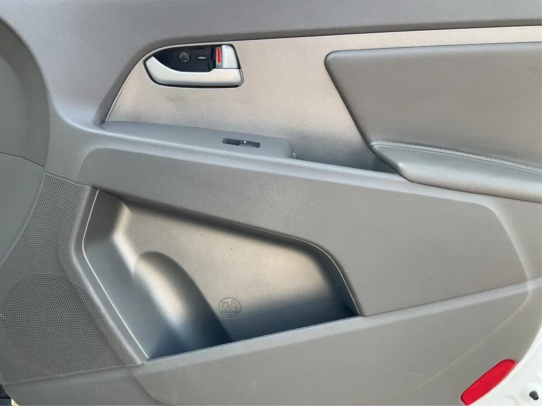 2013 Kia Sportage LX (KNDPBCA26D7) with an 2.4L I-4 DOHC engine, located at 8750 N County Rd 25A, Piqua, OH, 45356, (937) 908-9800, 40.164391, -84.232513 - Experience the ultimate blend of versatility and comfort with this 2013 Kia Sportage LX, perfect for families on the go, urban commuters, or those planning outdoor weekend adventures. This reliable crossover's spacious interior and dynamic performance make it an ideal choice for drivers seeking a de - Photo#17