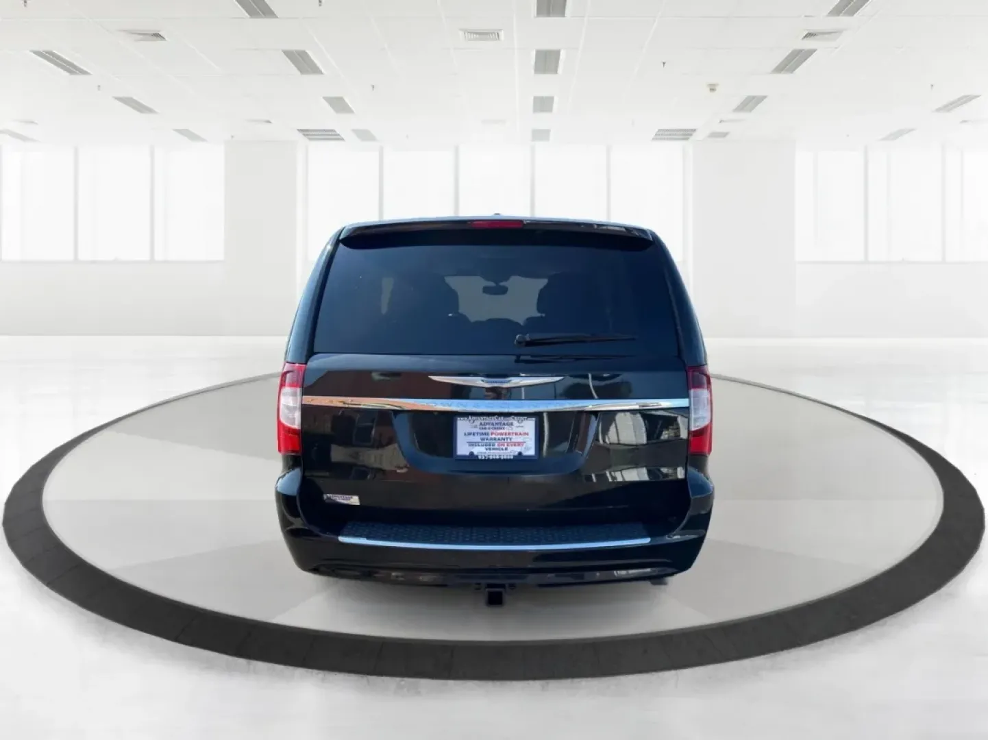 2016 Chrysler Town and Country Touring-L Anniversary Edition (2C4RC1CG2GR) with an Pentastar 3.6L V-6 DOHC engine, located at 401 Woodman Dr, Riverside, OH, 45431, (937) 908-9800, 39.760899, -84.123421 - **Embrace Family Adventures with the 2016 Chrysler Town and Country Touring-L Anniversary Edition**<br /> <br /> At Advantage Car and Credit - Riverside, your family's next adventure starts with the perfect vehicle! Imagine taking your loved ones on unforgettable road trips or creating cherished m - Photo#3