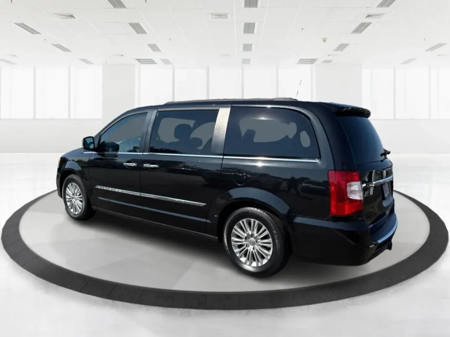 2016 Chrysler Town and Country Touring-L Anniversary Edition (2C4RC1CG2GR) with an Pentastar 3.6L V-6 DOHC engine, located at 401 Woodman Dr, Riverside, OH, 45431, (937) 908-9800, 39.760899, -84.123421 - **Embrace Family Adventures with the 2016 Chrysler Town and Country Touring-L Anniversary Edition**<br /> <br /> At Advantage Car and Credit - Riverside, your family's next adventure starts with the perfect vehicle! Imagine taking your loved ones on unforgettable road trips or creating cherished m - Photo#4
