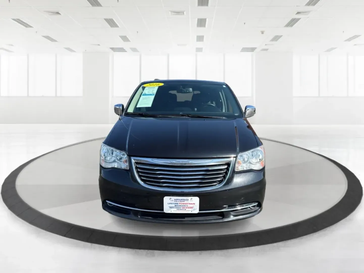 2016 Chrysler Town and Country Touring-L Anniversary Edition (2C4RC1CG2GR) with an Pentastar 3.6L V-6 DOHC engine, located at 401 Woodman Dr, Riverside, OH, 45431, (937) 908-9800, 39.760899, -84.123421 - **Embrace Family Adventures with the 2016 Chrysler Town and Country Touring-L Anniversary Edition**<br /> <br /> At Advantage Car and Credit - Riverside, your family's next adventure starts with the perfect vehicle! Imagine taking your loved ones on unforgettable road trips or creating cherished m - Photo#7