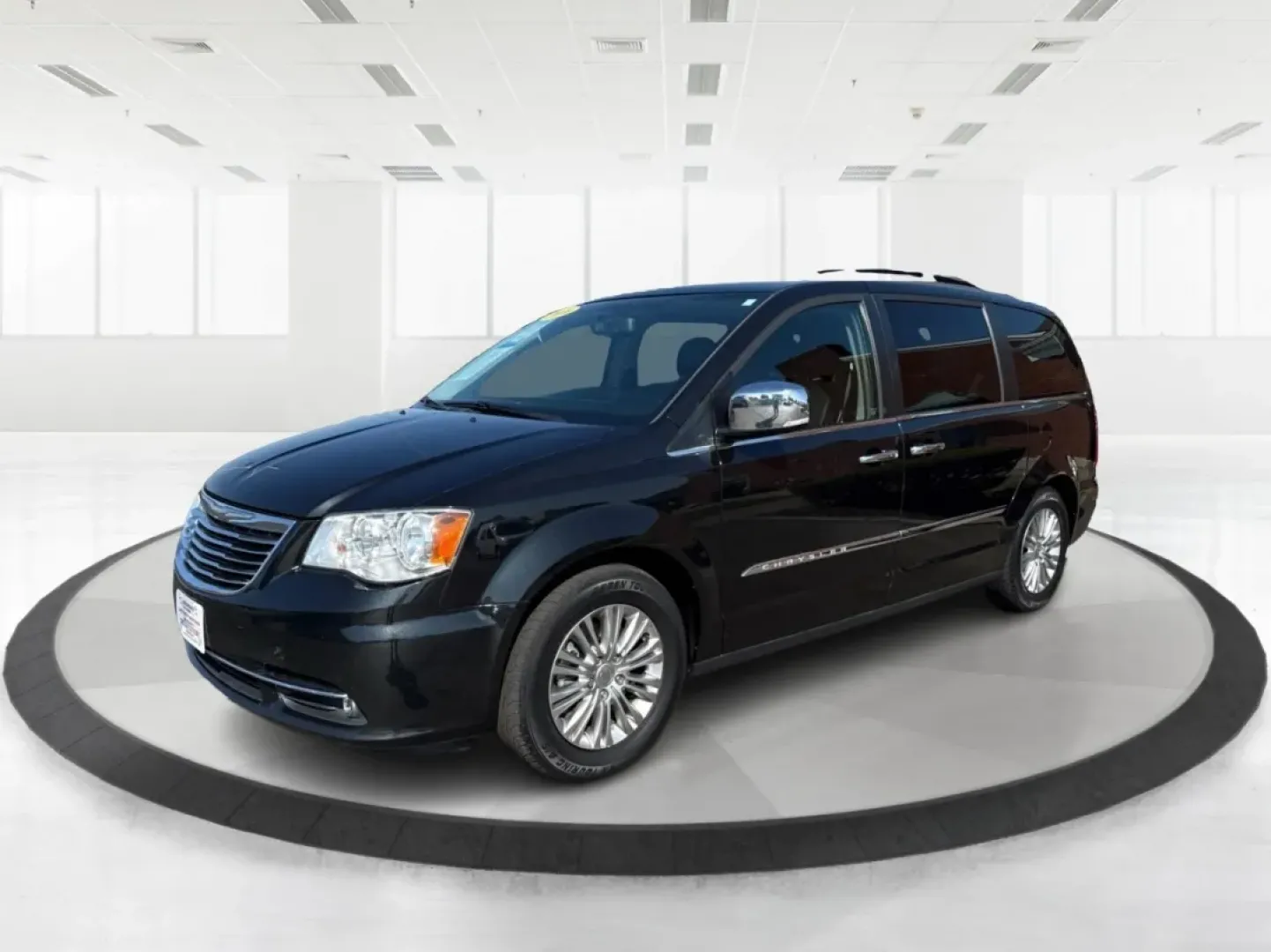 2016 Chrysler Town and Country Touring-L Anniversary Edition (2C4RC1CG2GR) with an Pentastar 3.6L V-6 DOHC engine, located at 401 Woodman Dr, Riverside, OH, 45431, (937) 908-9800, 39.760899, -84.123421 - **Embrace Family Adventures with the 2016 Chrysler Town and Country Touring-L Anniversary Edition**<br /> <br /> At Advantage Car and Credit - Riverside, your family's next adventure starts with the perfect vehicle! Imagine taking your loved ones on unforgettable road trips or creating cherished m - Photo#8